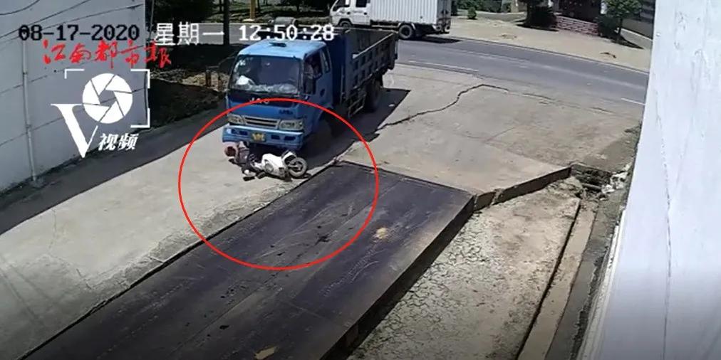 轿车撞飞电动车骑手死里逃生,货车轮胎一路狂奔撞飞电动车骑手