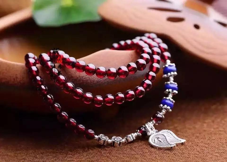 石榴石手串带了十几年的假货危害,石榴石手串戴久了发黑是怎么回事