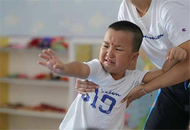 幼儿上幼儿园哭闹老师如何引导,保育员面对孩子哭闹怎么解决