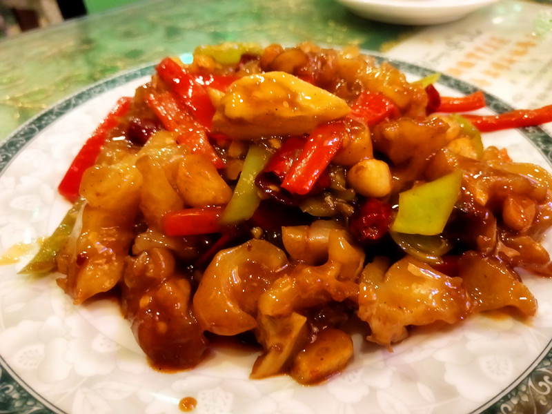 外媒首推京城*疆新**菜餐厅，东四胡同里的弯弯月亮