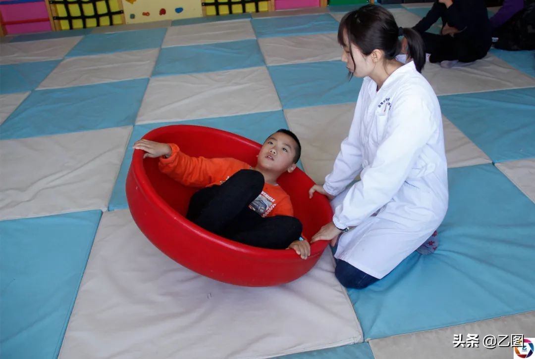 脑瘫双胞胎奶奶,三胞胎患脑瘫家人不离不弃