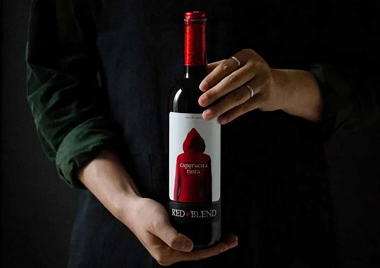 “狼，来了”！薇娅带着火遍全网的小红帽葡萄酒进博会直播