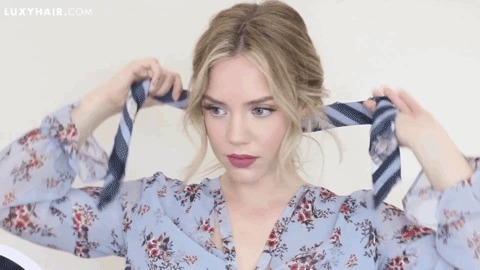 丝巾有什么时髦的使用方法,夏天系丝巾怎样发朋友圈