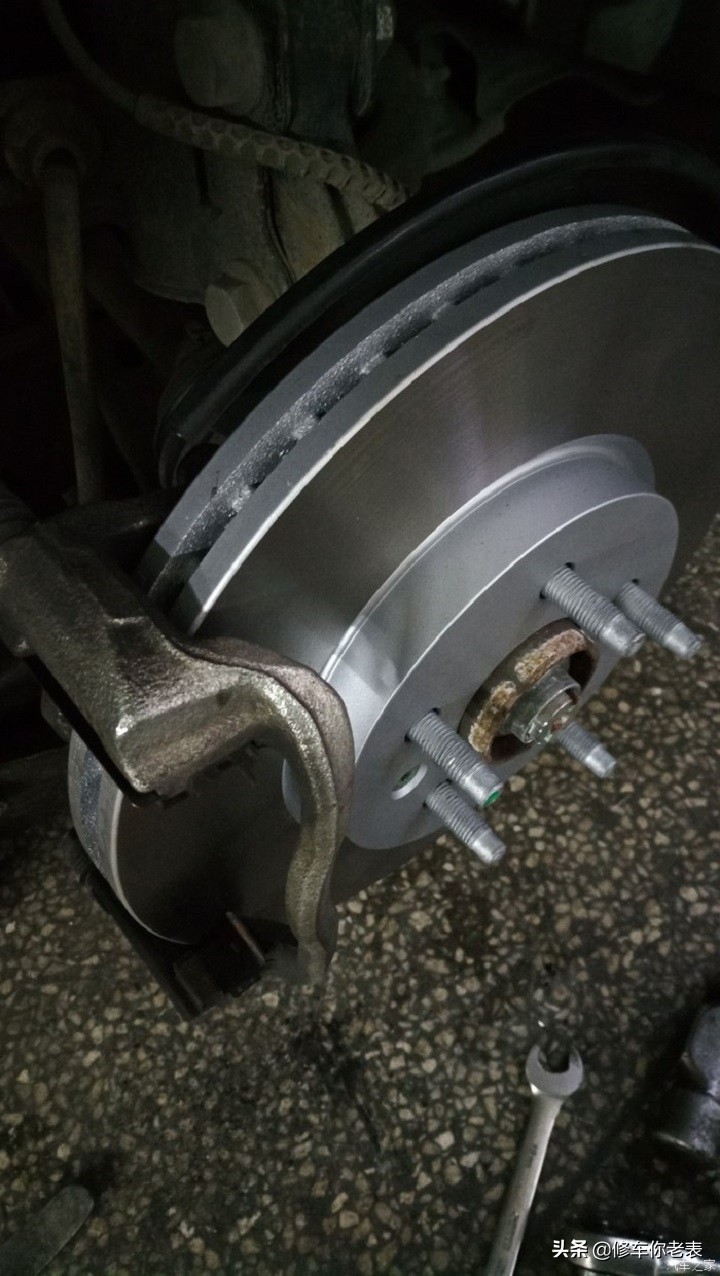 高速跑完刹车盘浇水了怎么办,跑完高速刹车变软