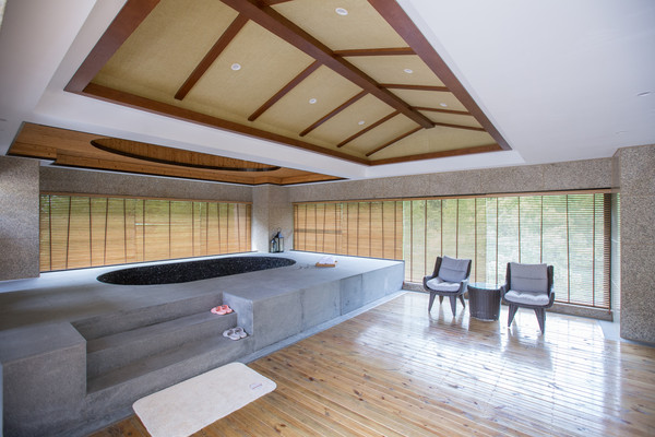 深藏在森林之中的温泉酒店,周末度假的好地方