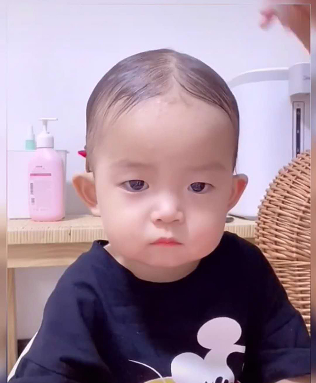 女孩儿发型发量少,女儿头发少妈妈给剪光头