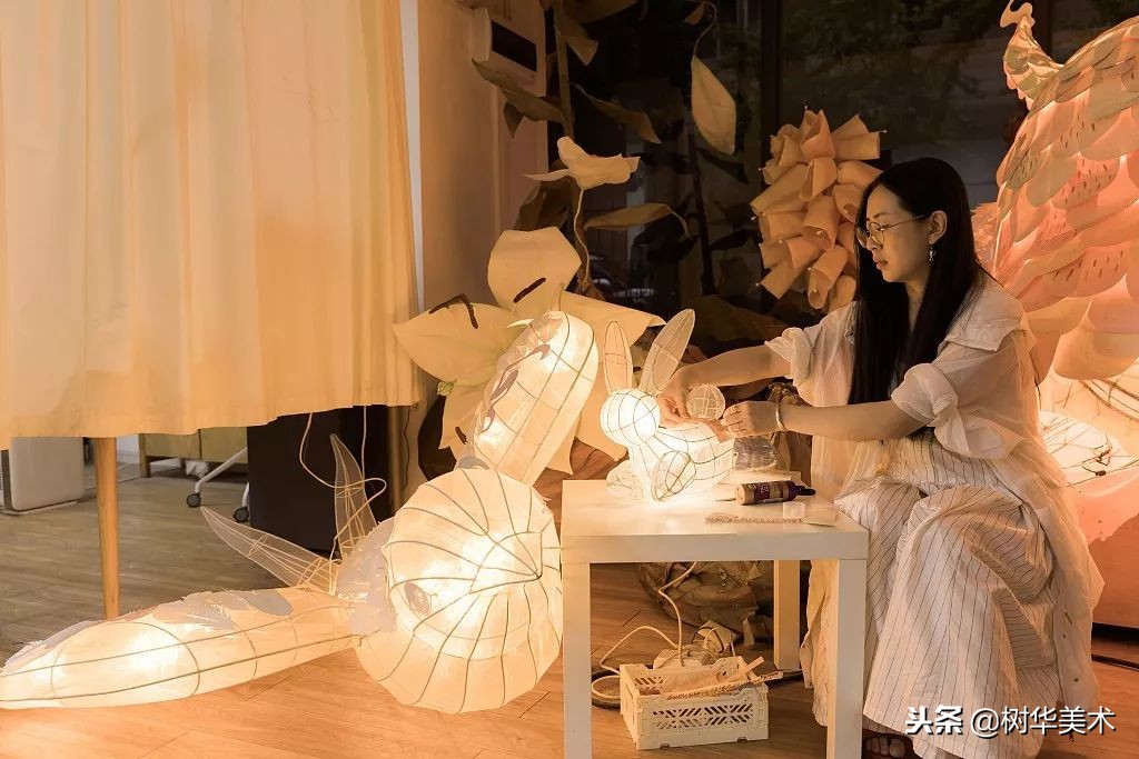 华师大油画系毕业的她，用纸改造广东传统花灯，还登上时尚杂志！