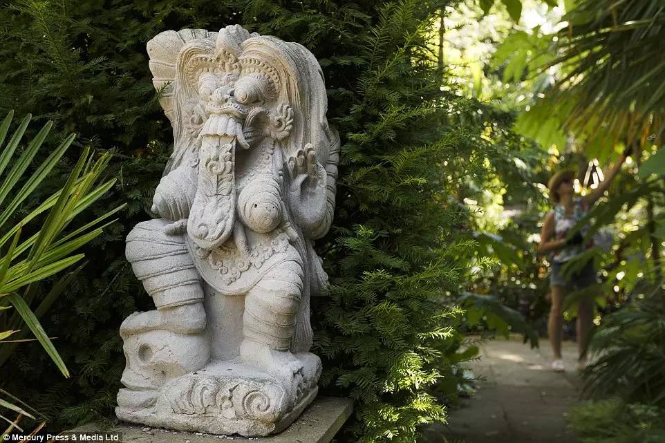 英国家庭花园建造,英国夫妇22年打造梦幻花园