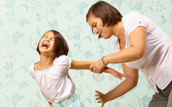 为买辅导书被亲妈掐得全身青紫，孩子哀求：我不买了，别打了