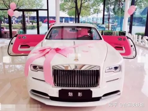 小红书上晒奢侈品的女孩为什么那么多？