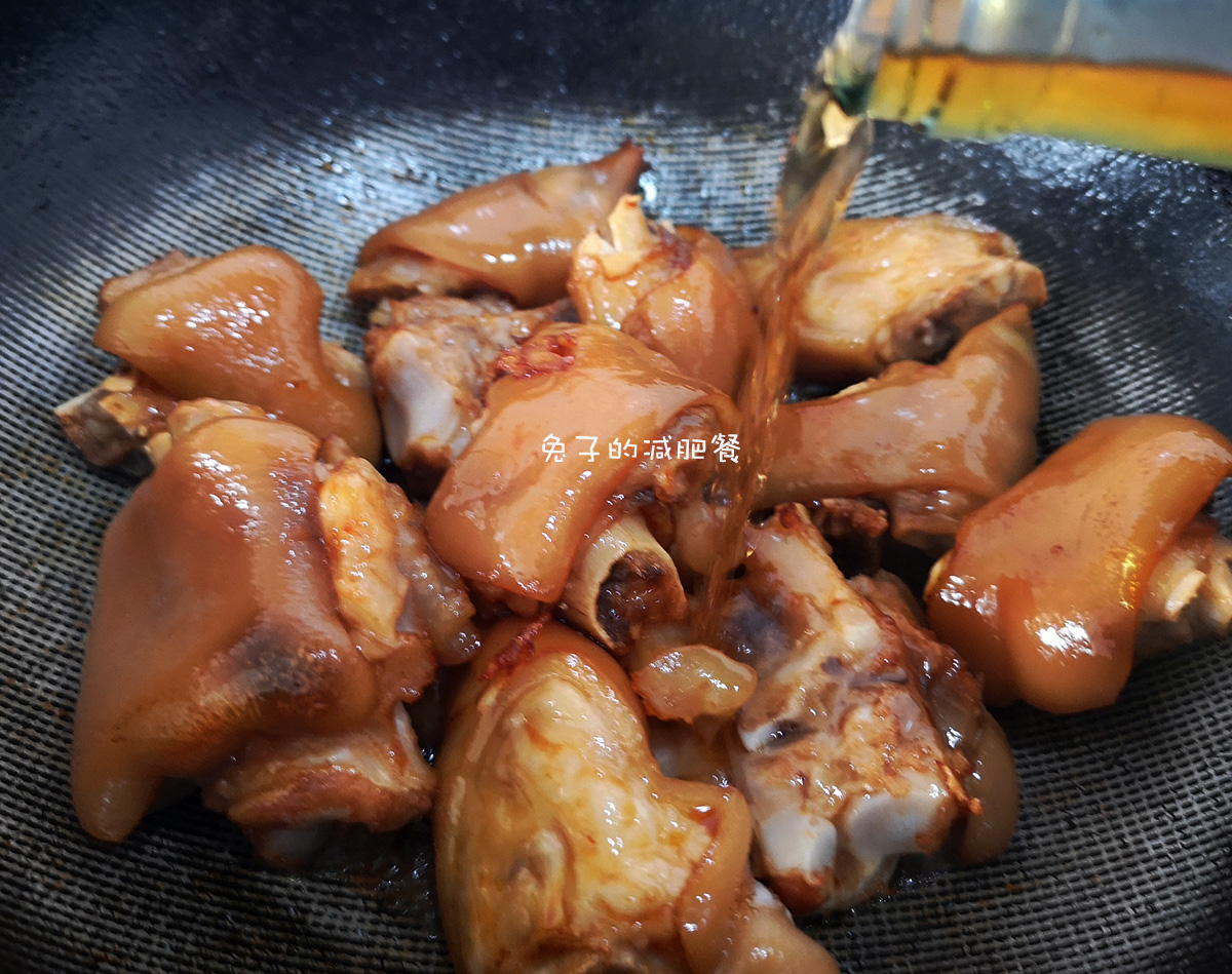 炖肘子和猪蹄软烂脱骨需要多久,如何在家制作软烂脱骨的猪蹄