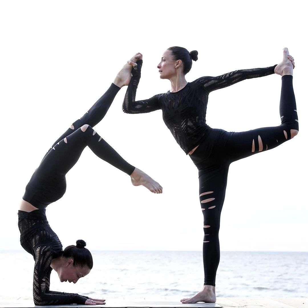 闺蜜间的乐趣，专属的黑色瑜伽服，有你一起穿才最美