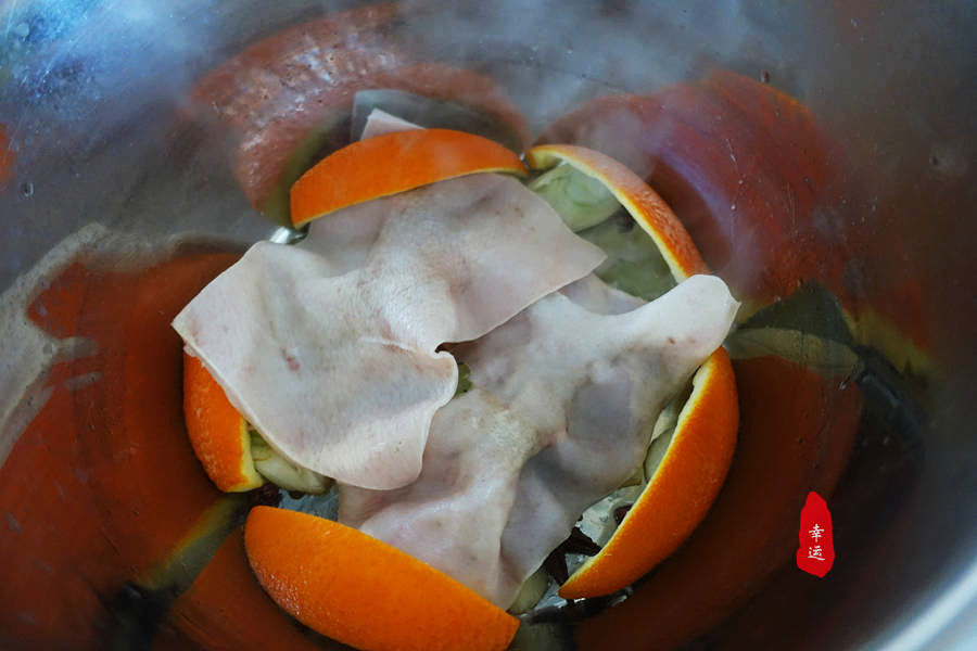 从高压锅中取出完整的酥鱼，真是不容易，它浑身酥软烂要轻拿轻放