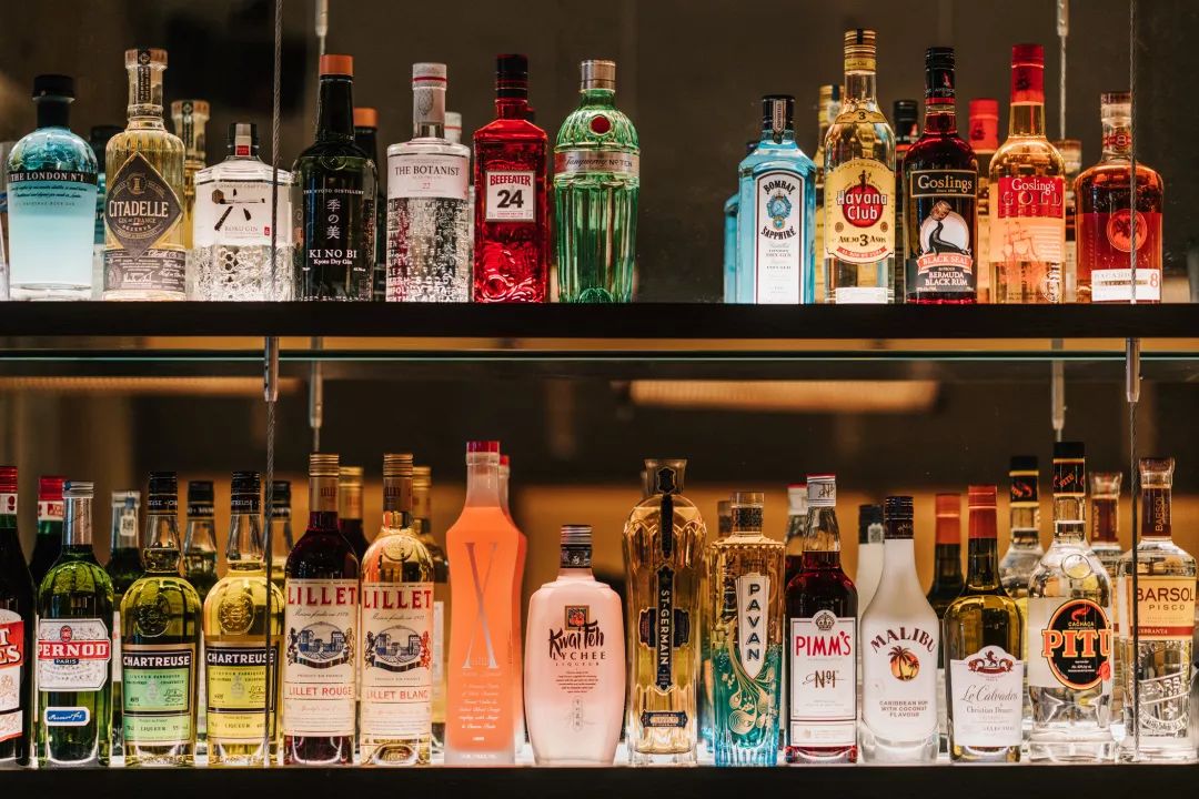 在110㎡空间里创造了两个世界，成都这个酒吧允许你上班时饮酒