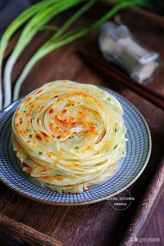 饺子皮剩了怎么做饼好吃,饺子皮葱花饼怎么做又软又好吃