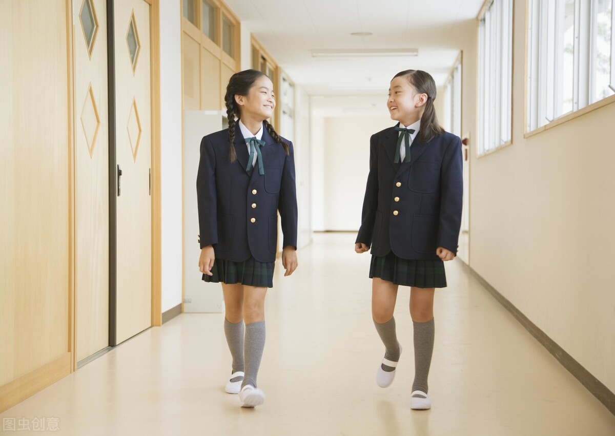 学校高价的校服引发家长的质疑,某学校小学生校服