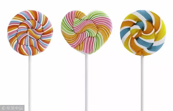 小孩吃棒棒糖乱跑被戳嘴,孩子误吞棒棒糖