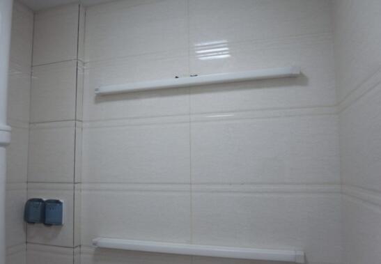 半开放式卫生间用什么镜柜,卫生间挂墙镜柜选什么材质的好