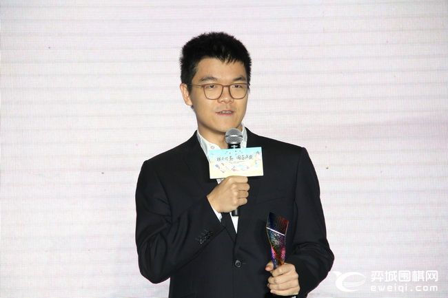 棋圣战柯洁险胜第二盘比赛结果,柯洁跨界自走棋获奖