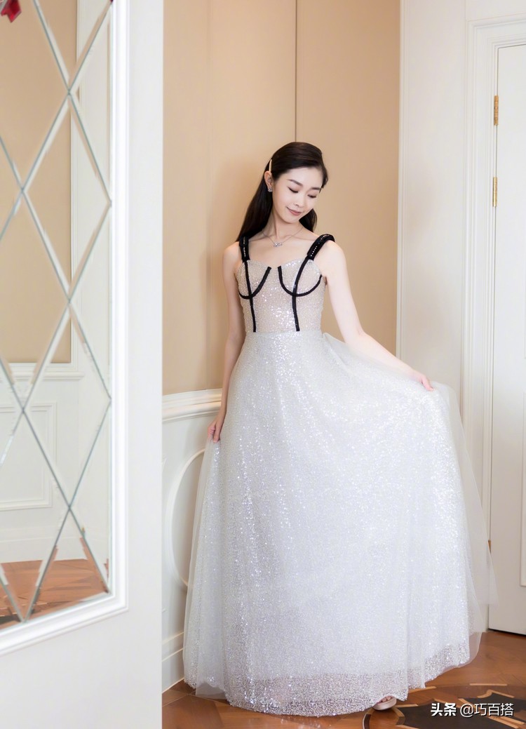 宋轶身着星空裙露出美丽天鹅颈,宋轶白色纱裙造型亮相品牌活动