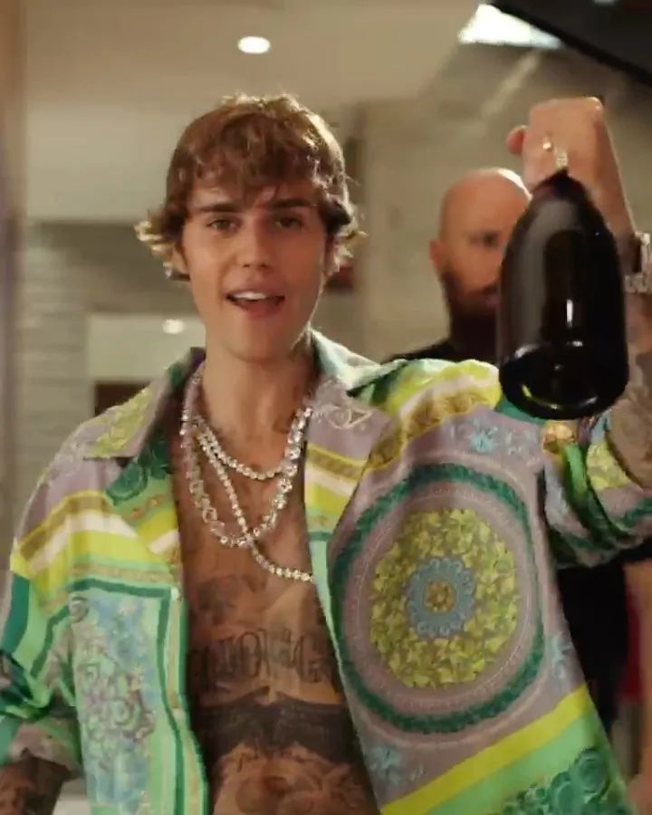 贾斯汀比伯为啥现在打扮怪怪的,贾斯汀比伯美貌