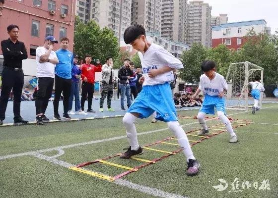亚足联*级A**外籍教练空降焦作这所小学下一步焦作青少年足球还将……