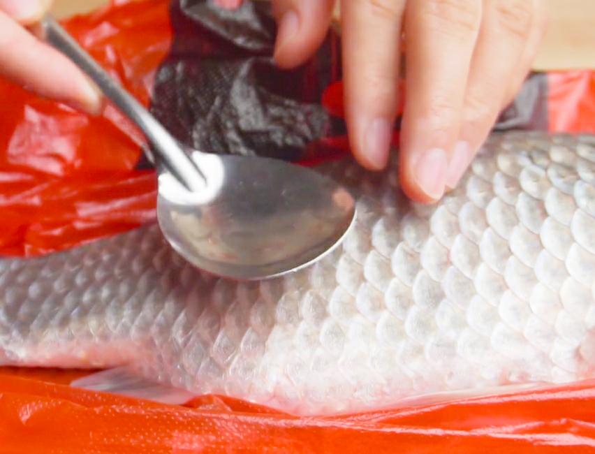 原来刮鱼鳞这么简单，多一个塑料袋，鱼鳞就不乱溅了，又快又干净