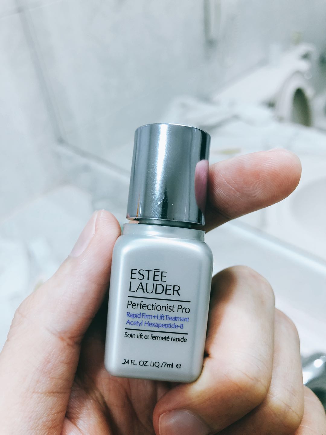 雅诗兰黛线雕精华抹脸刺痛,雅诗兰黛线雕精华能去除法令纹吗