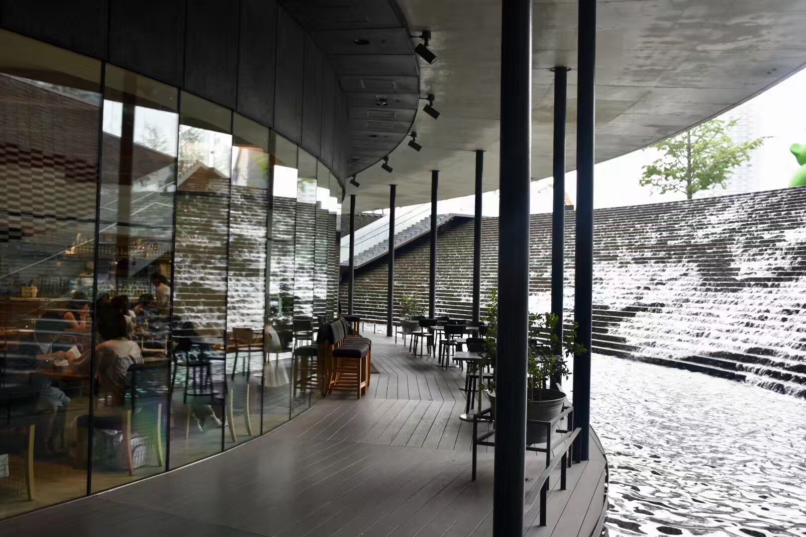 大阪梅田站有什么好吃的东西,大阪梅田适合中年人去的商场