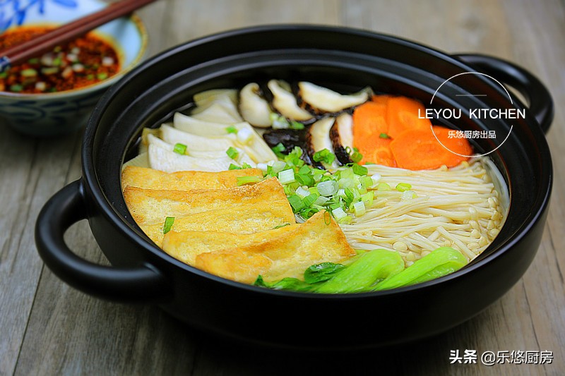 冬天吃一口热乎乎的砂锅,冬天最好吃的炖菜配上一把粉条