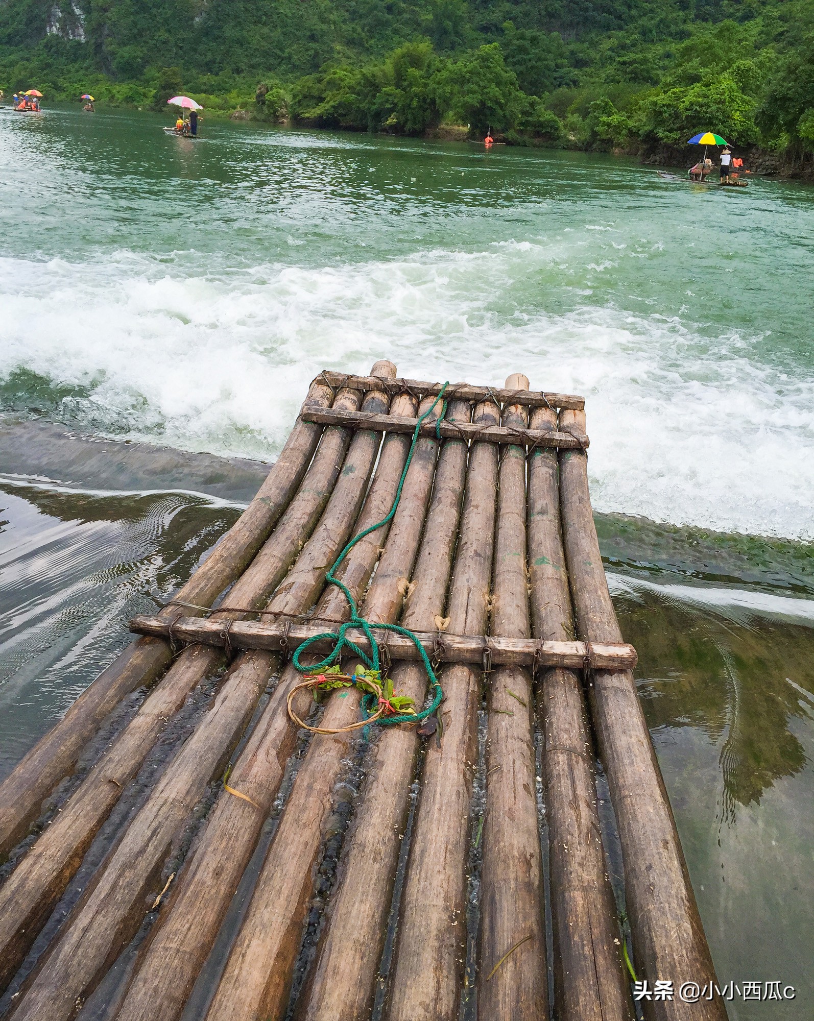 来广西阳朔旅游，一定要体验遇龙河人工竹筏漂流，这样才不枉此行