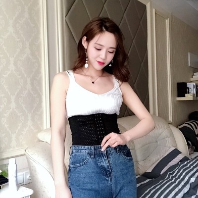 冻龄女神秦岚蕙质兰心气质出众,秦岚的穿搭一直都是独树一帜