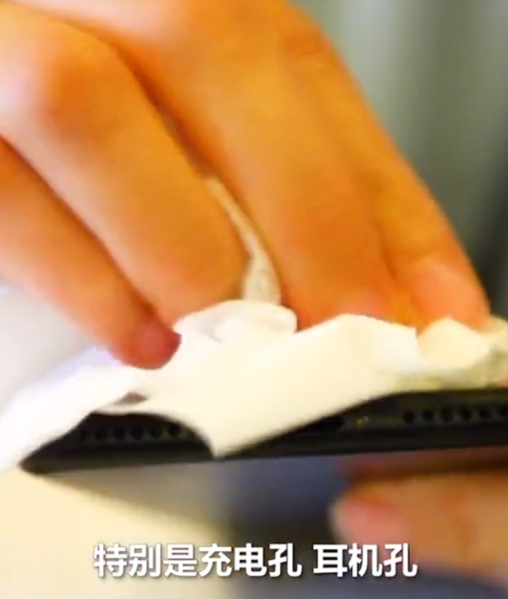 生活小妙招：手机掉进水里，这样做迅速除湿，保证手机完好无损！