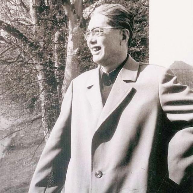 乔冠华三大爱好：抽烟、喝酒、饮浓茶，外交场合也要喝酒助兴