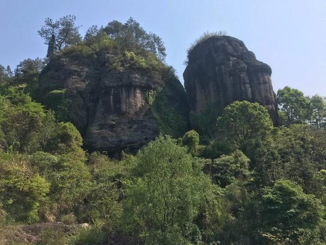 典型的丹霞地貌有碧水丹山之美誉,俯瞰丹霞地貌鬼斧神工令人惊叹