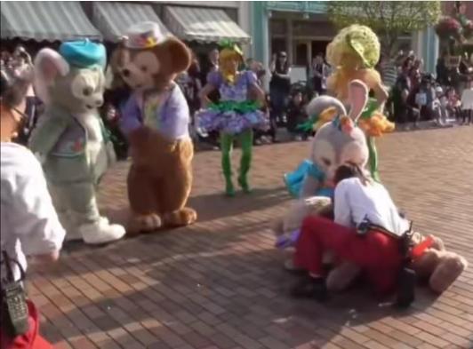 迪士尼乐园的工作到底有多辛苦,迪士尼乐园的工作人员有多不容易