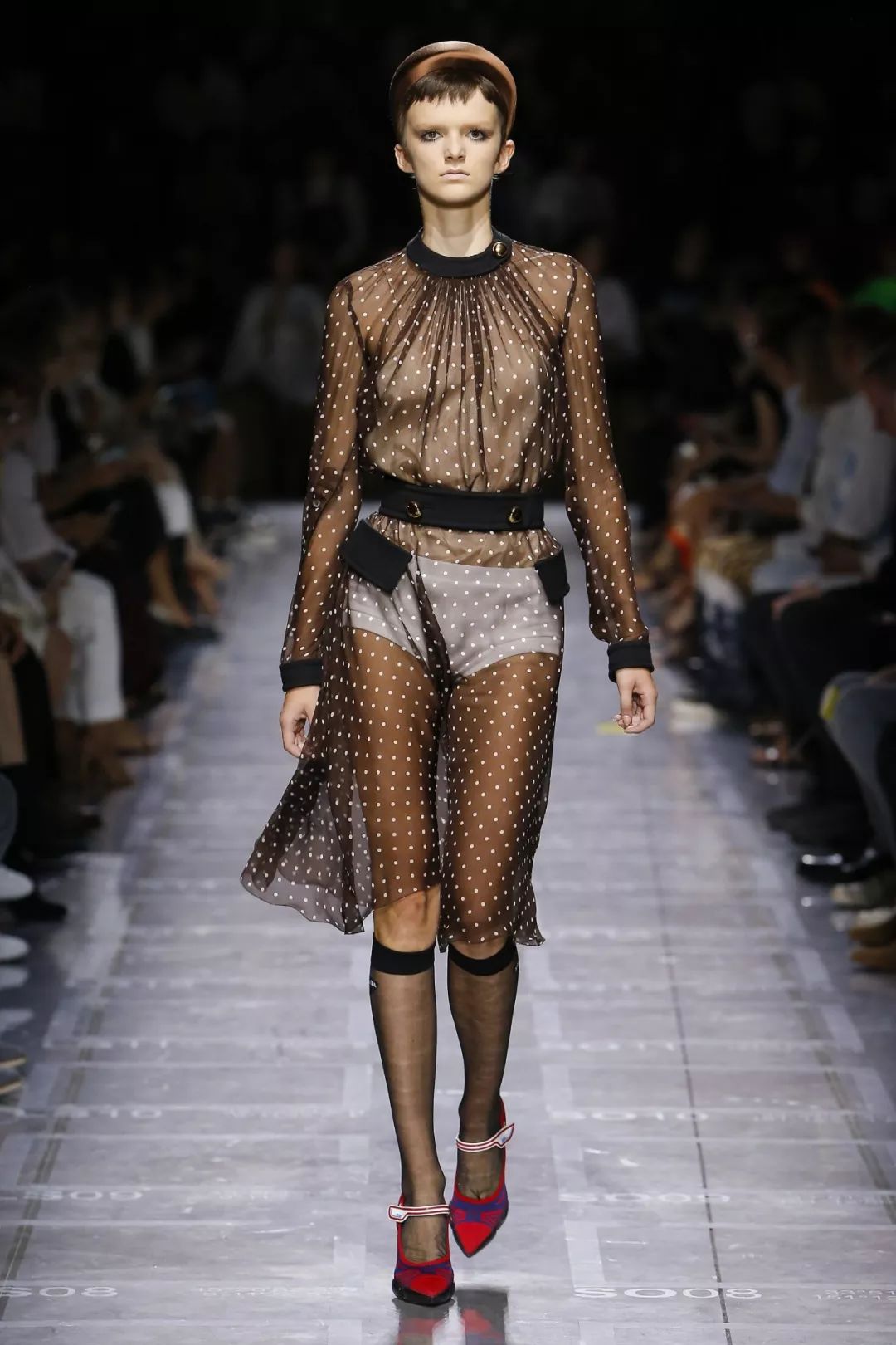 时尚穿搭袜子这样穿时髦又好看,花边袜子怎么穿时髦