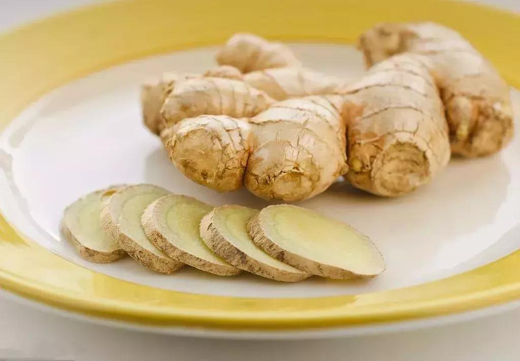 手脚干燥裂口教你一招,治手足裂口的药膏