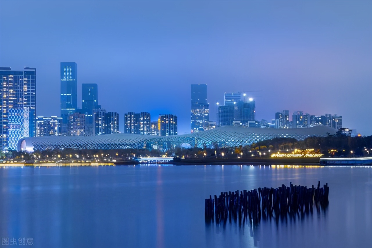 从一片荒芜到高楼林立,从一片泥泞到高楼耸立