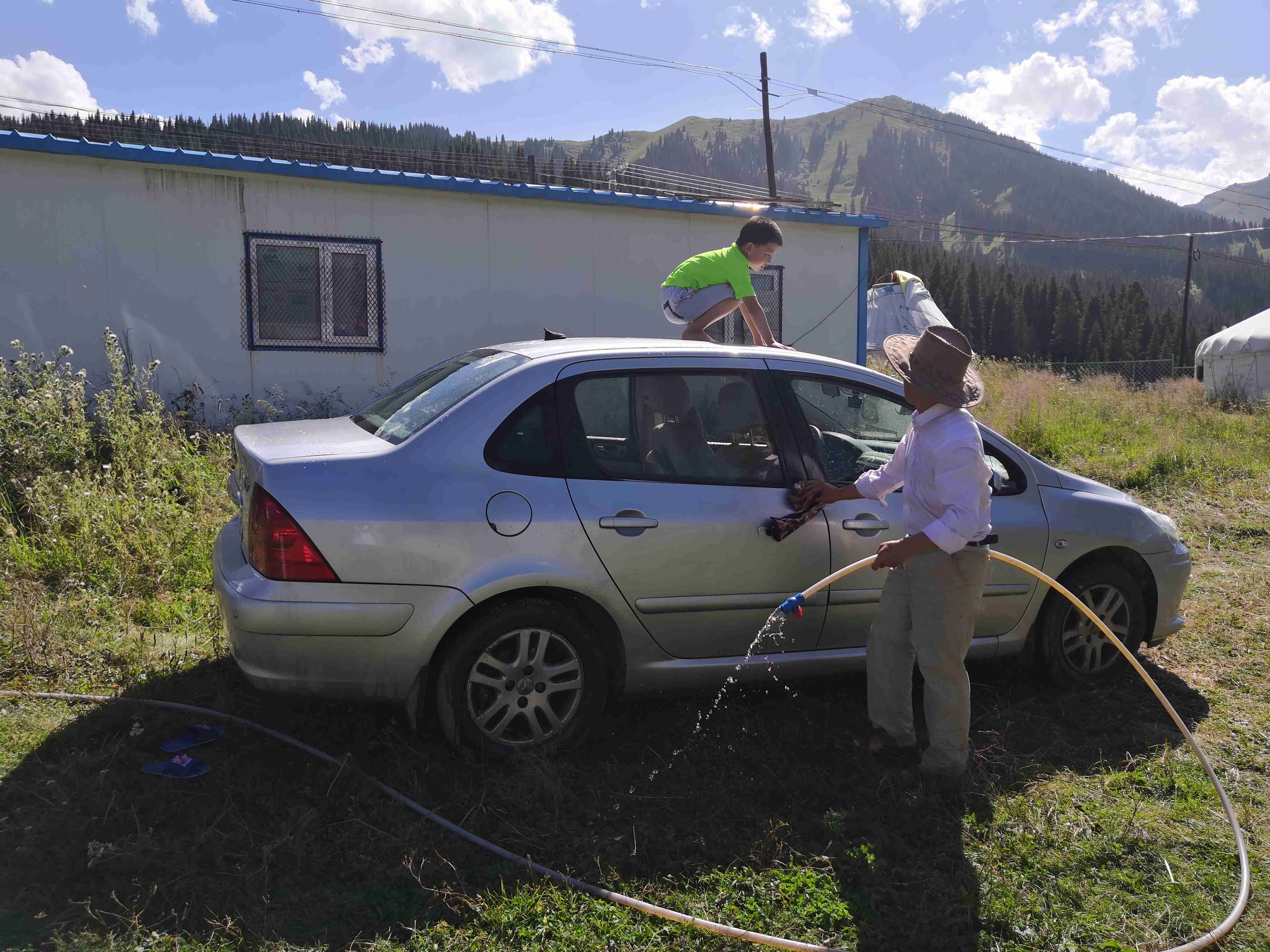 *疆新**蒙古包旅店老板,看他一天的收入多少,一个月就抵我一年工资
