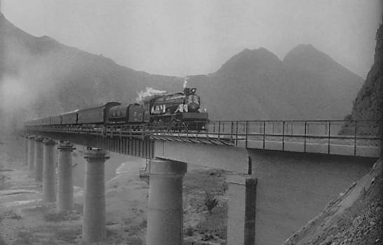 毛*东泽**一生四次拒上人民币,为何人民币上仍有毛主席像