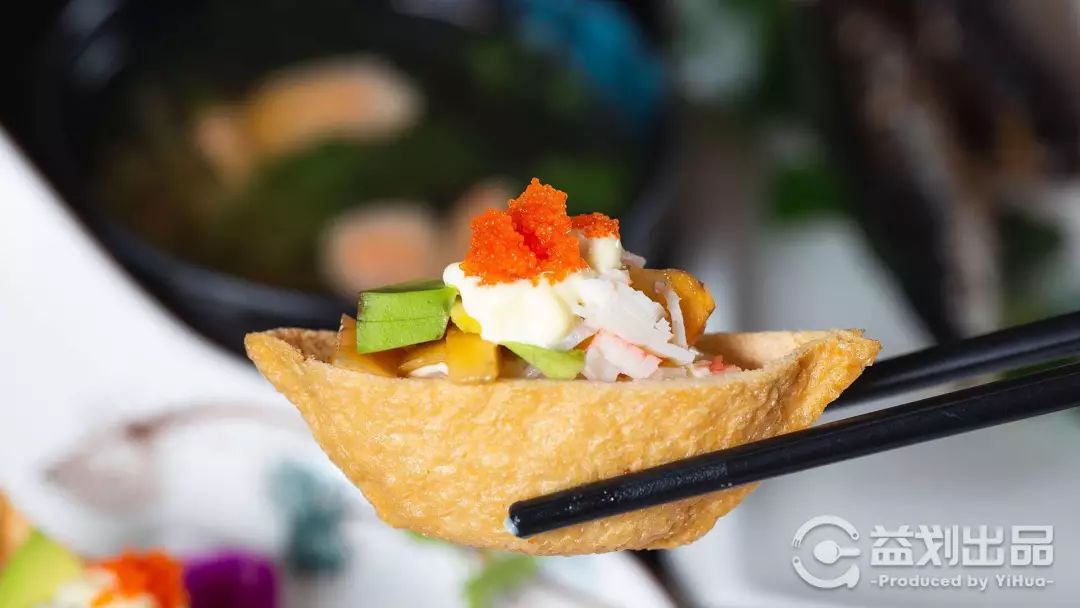 满满一大桌海鲜只要288元,满满一大碗16元吃到饱