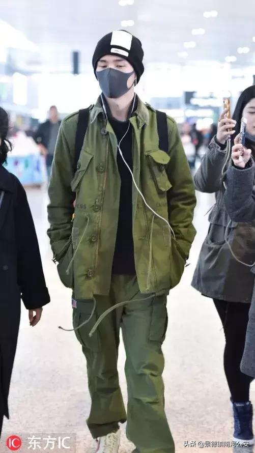 优衣库抗日英雄同款,优衣库军绿色登山外套