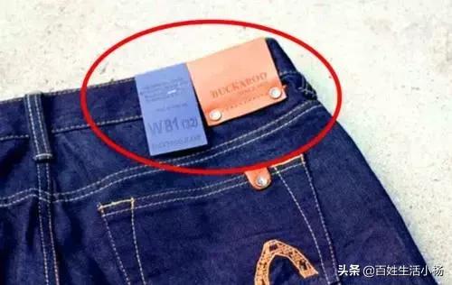 牛仔裤为什么后腰有个皮子,牛仔裤后面为什么有一块皮