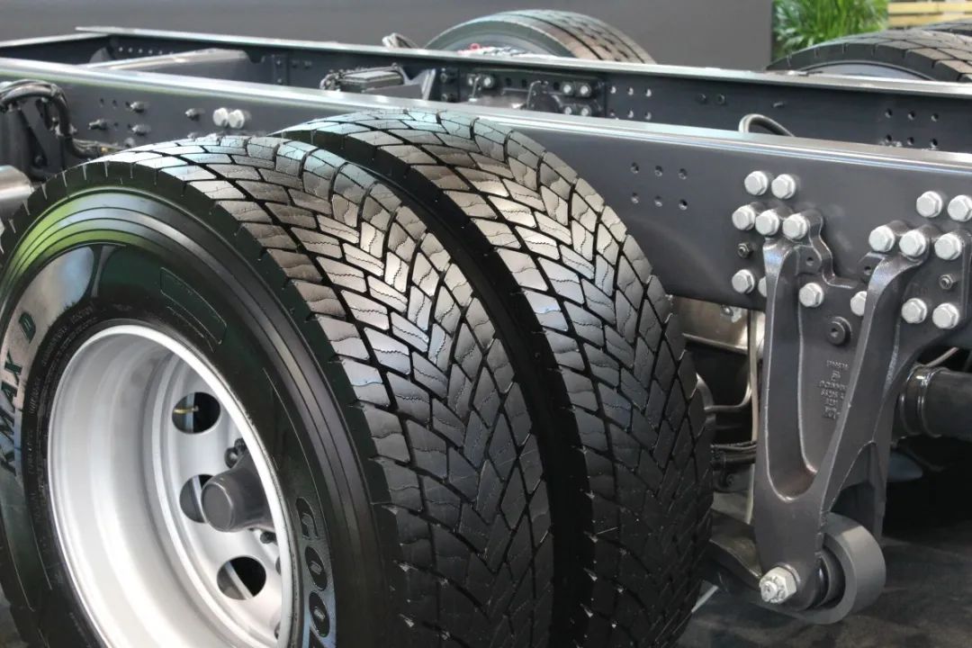 为什么大车前后轮毂不一样,大车的轮毂为什么前面凸后面凹