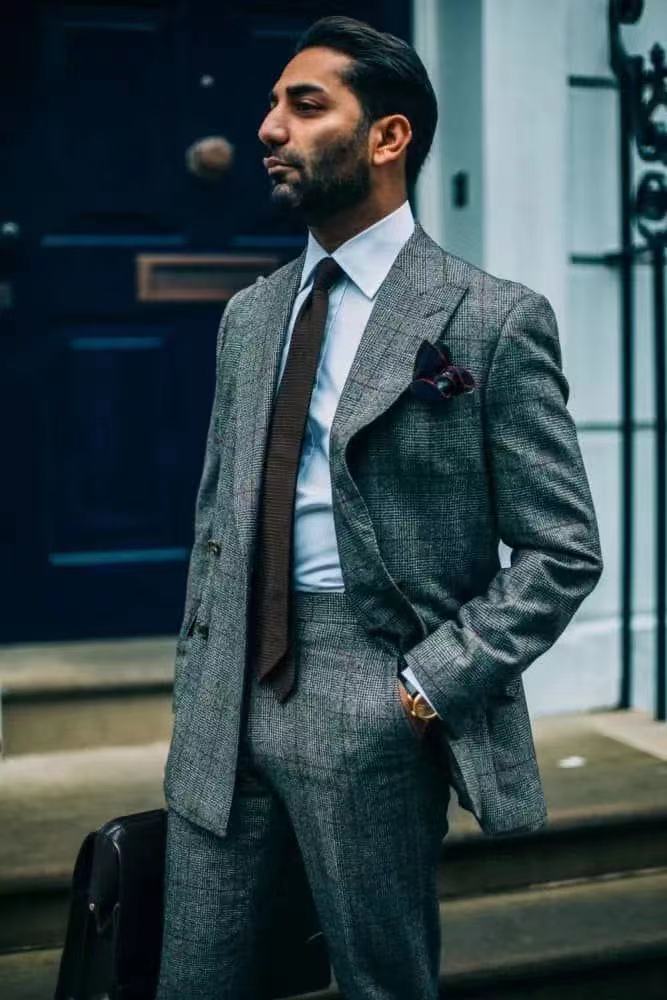 咖色格纹西装内搭推荐,格纹西装怎么穿不老气