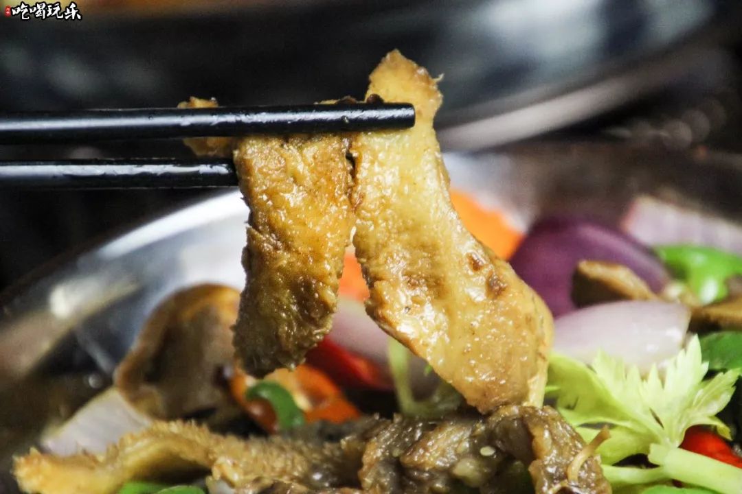 这家深藏在柳州磨滩路的扣子酒吧,扣子酒实在太好喝了