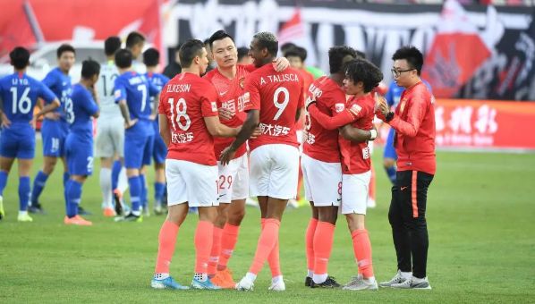 足坛第一次夺三冠的队伍,2022足坛各项冠军