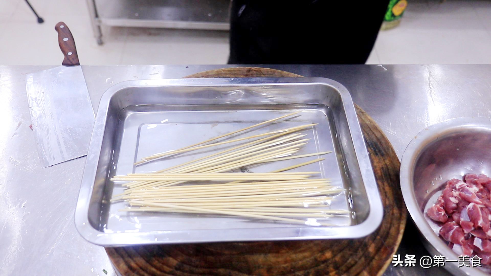 大厨教你选肉和烤肉技巧,不用明火来自制羊肉串,羊肉不膻也不老