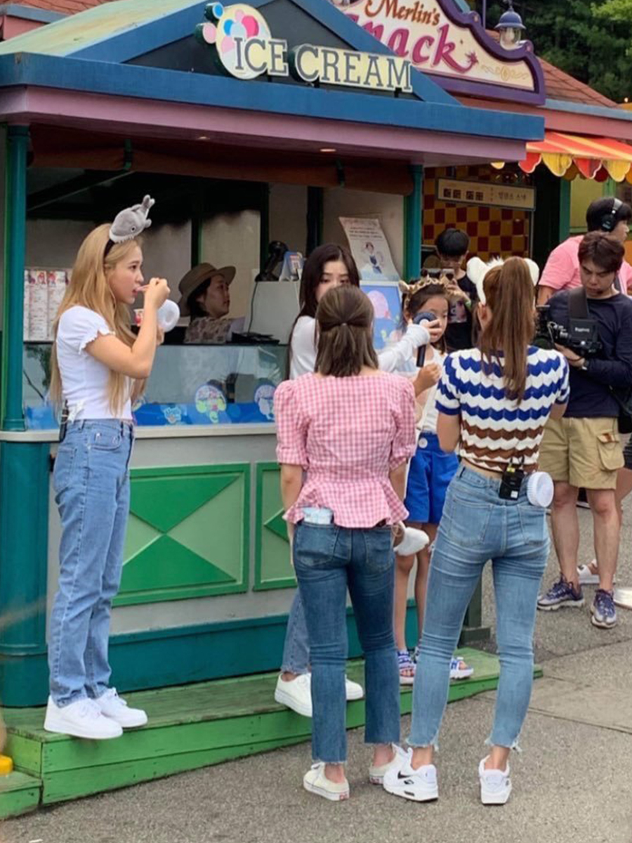 red velvet 单腿牛仔裤 (美得让人惊艳的red velvet女团)